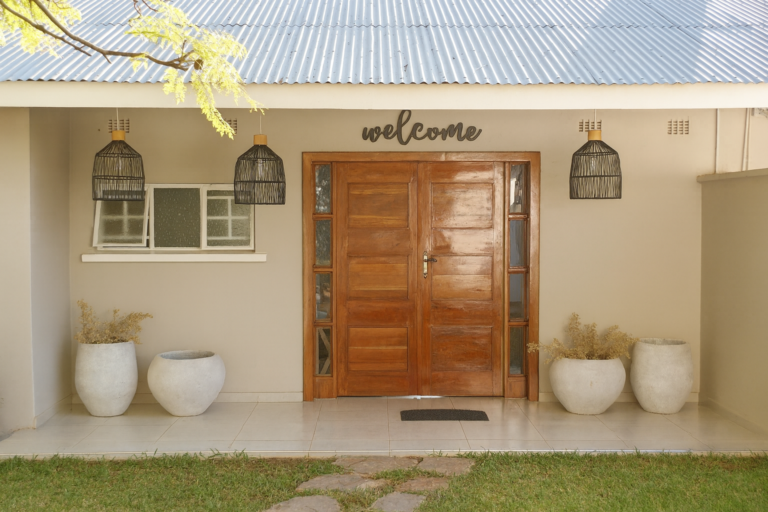 Misale Manor Entrance Light